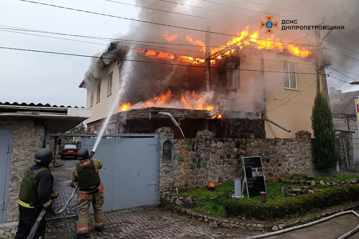 На Нікопольщині палав двоповерховий будинок на площі 100 кв.м