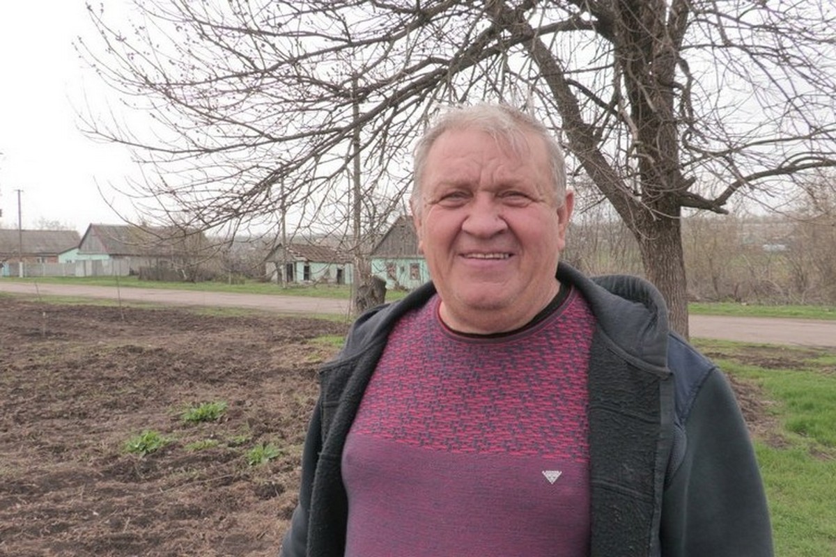 Мріє, аби замість бур’янів і сміття був парк: на Нікопольщині небайдужий житель подарував селу саджанці берізок (фото) 1 Мріє, аби замість бур’янів і сміття був парк: на Нікопольщині небайдужий житель подарував селу саджанці берізок (фото)