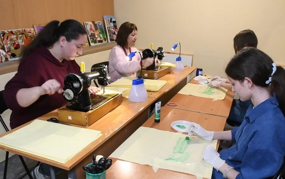 У Нікополі роздають екоторбинки: їх створюють власноруч школярі (відео)