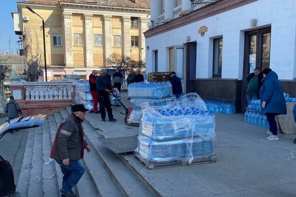 Мешканці Марганця отримали ще 4 212 пляшок питної бутильованої води (фото)