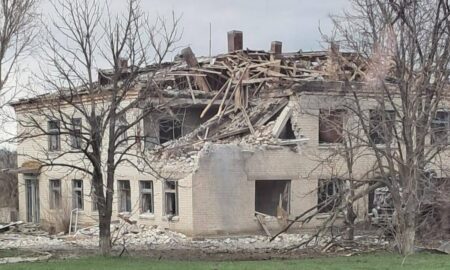 Ворог скинув 4 бомби на центр села Новопавлівка: знищено місцевий молодий парк (фото)