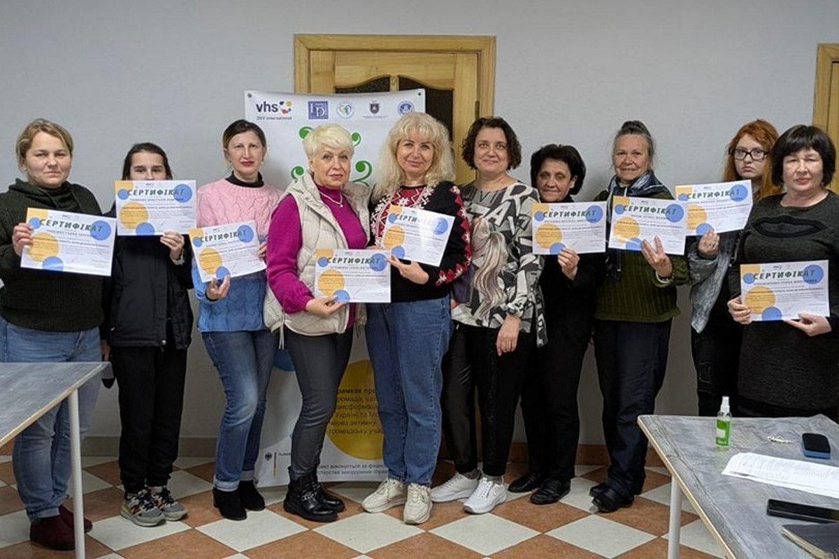 У нікопольському Центрі освіти для дорослих 12 містянок отримали сертифікати перукарів (фото) 1 У нікопольському Центрі освіти для дорослих 12 містянок отримали сертифікати перукарів (фото)