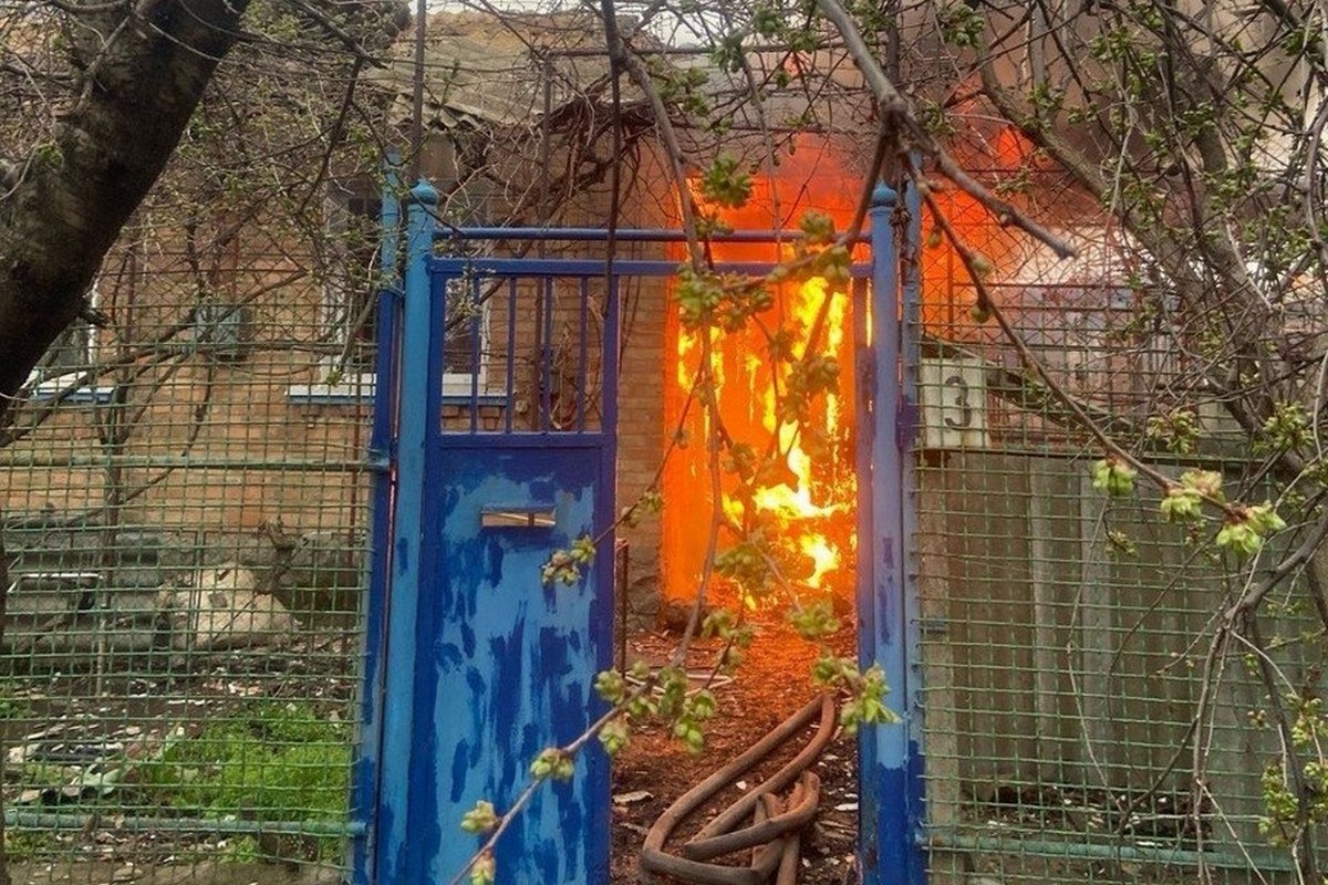 У Нікополі двоє постраждалих через ворожу атаку: поліція розповіла про наслідки ударів по району 1 У Нікополі двоє постраждалих через ворожу атаку: поліція розповіла про наслідки ударів по району