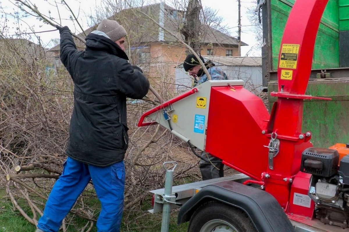 У Червоногригорівській громаді гілки перетворюють на паливо (фото) 1 У Червоногригорівській громаді гілки перетворюють на паливо (фото)