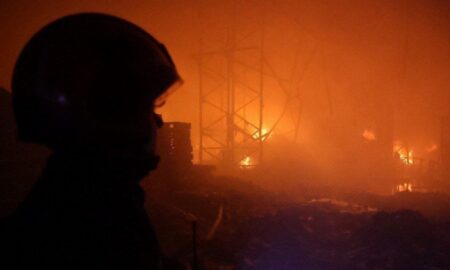 Масштвбну пожежу у Дніпрі площею 6000 кв.м, що виникла після ракетного удару, ліквідовано