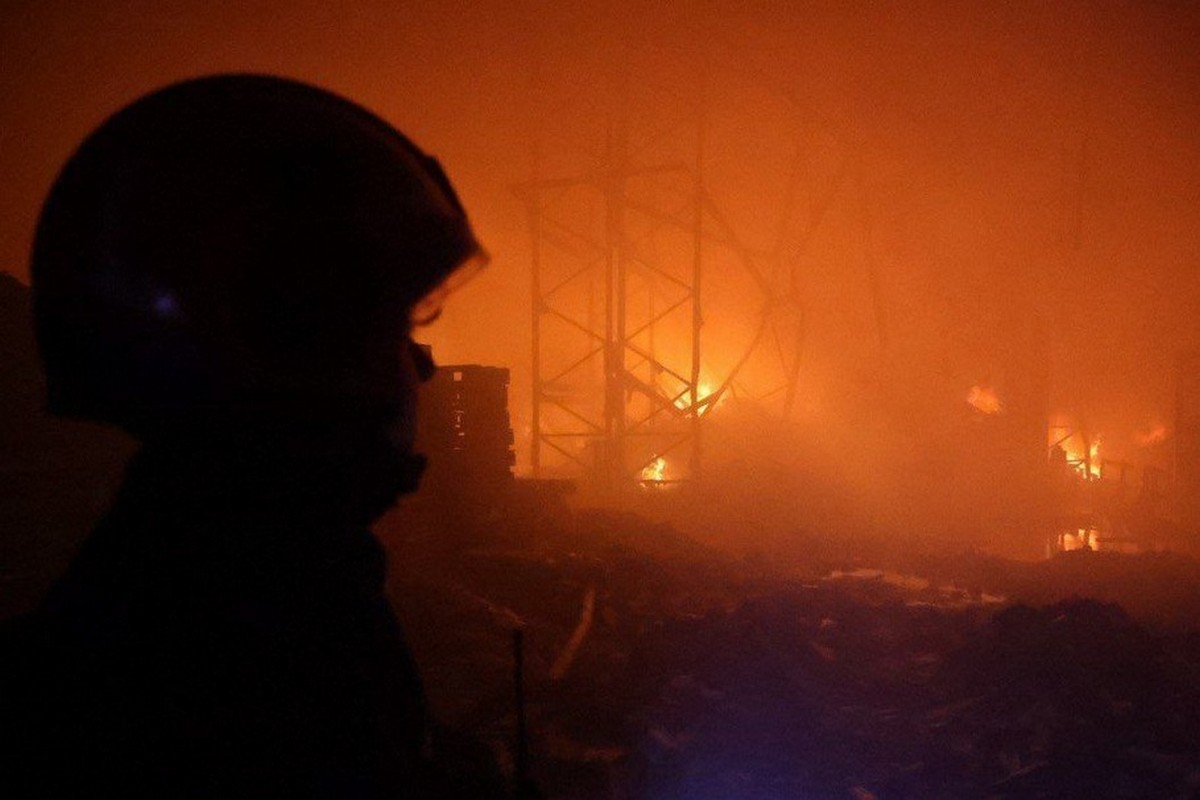 Масштвбну пожежу у Дніпрі площею 6000 кв.м, що виникла після ракетного удару, ліквідовано