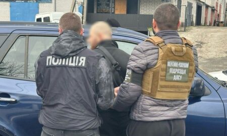 Мешканець Дніпра продавав автівки для ЗСУ: його затримали під час отримання 14400 доларів