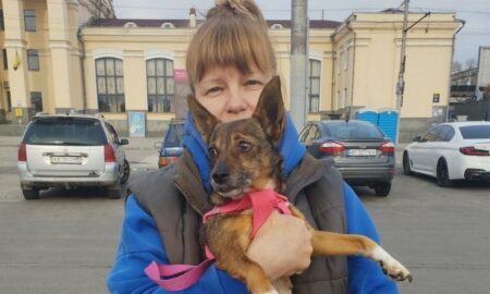 Втискалася в землю під час обстрілів: старенька Мотя з Нікополя знайшла родину в США і вже прилетіла до Америки (фото)