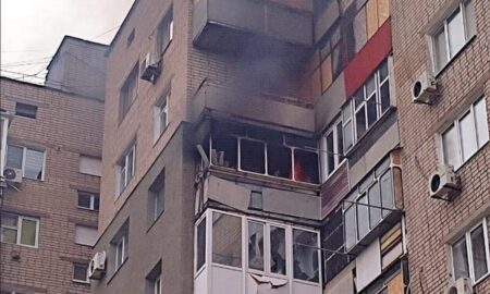 У Нікополі ворожий дрон влучив у багатоповерхівку – сталася пожежа, під обстрілами був і район (фото)