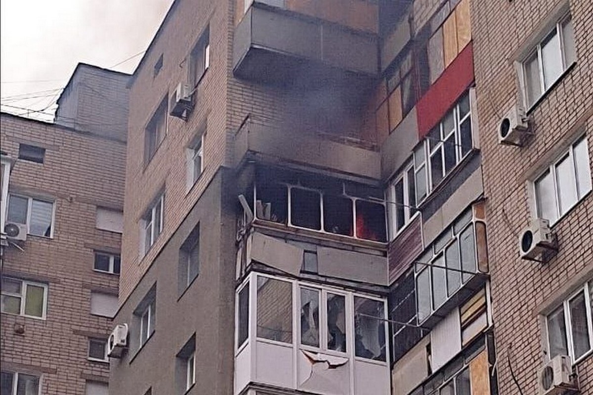 У Нікополі ворожий дрон влучив у багатоповерхівку – сталася пожежа, під обстрілами був і район (фото)