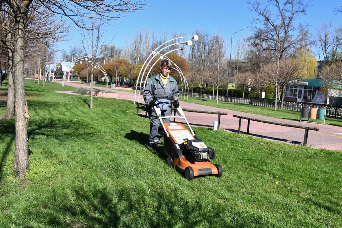 У Нікополі цього тижня комунальники прибирають уламки від ворожих обстрілів. А ще зносять аварійні дерева, вивозять сміття, наводять лад на кладовищі. І вже почався сезон покосу трави…