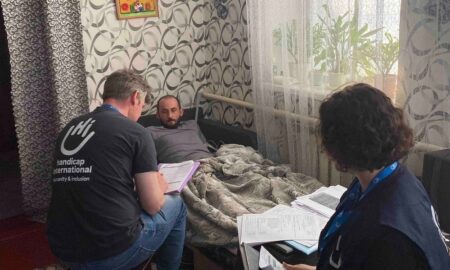 Відвідали молодого ветерана, який втратив можливість ходити після тяжкої травми: як у Томаківській ТГ працює «Крок назустріч»