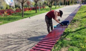 У Марганці фарбували лавочки в Love-парку, прополювали клумби, прибирали сміття: звіт про роботу комунальників на минулому тижні (фото)