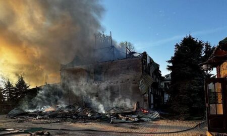 Вщент згорів ресторанний комплекс у Нікополі, 5 поранених – поліція про наслідки обстрілів Дніпропетровщини за добу (фото)