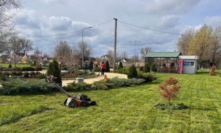 28 працівників приступили до робіт з благоустрою у Томаківській громаді (фото)