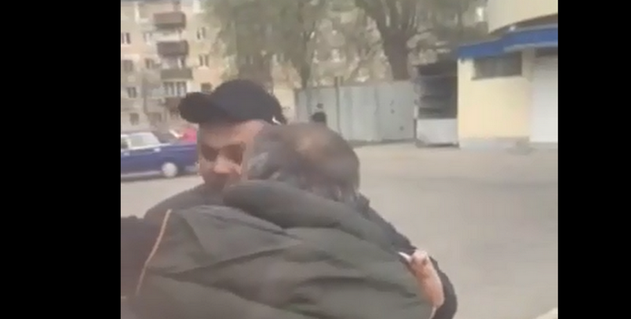 Заламав пасажира автобуса і погрожував повісткою: поліція прокоментувала інцидент у Марганці (відео)