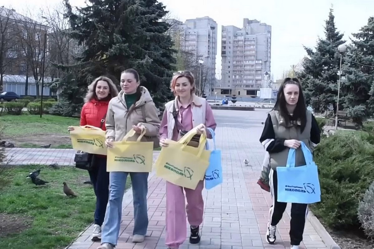 У Нікополі роздають екоторбинки: їх створюють власноруч школярі (відео)