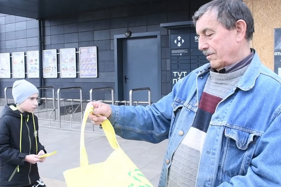 У Нікополі роздають екоторбинки: їх створюють власноруч школярі (відео)