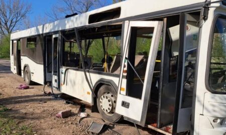 Одразу почали медичне сортування, працювали дві зміни: як рятували поранених з атакованого автобусу у Марганці, розповів лікар