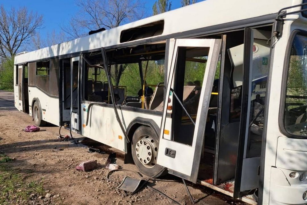 Одразу почали медичне сортування, працювали дві зміни: як рятували поранених з атакованого автобусу у Марганці, розповів лікар