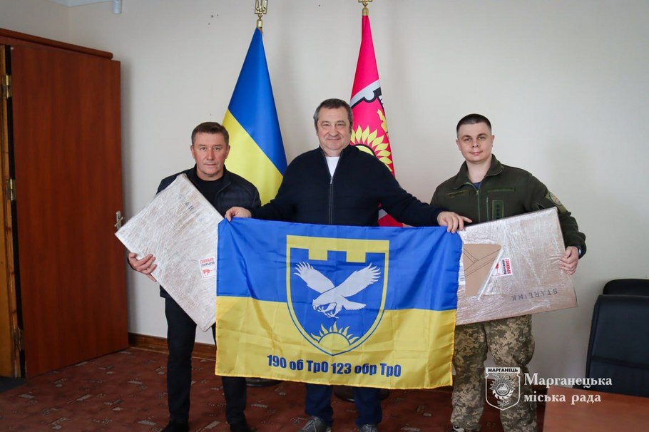 Марганець передав військовим старлінки (фото) 1 Марганець передав військовим старлінки (фото)