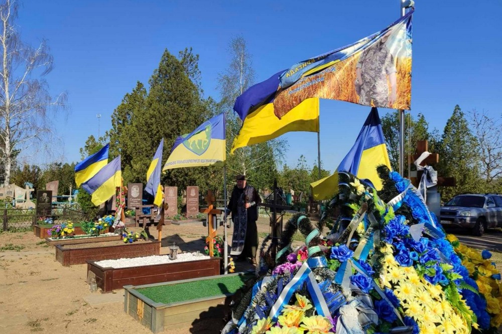 На Нікопольщині священник відслужив заупокійні панахиди за загиблими Воїнами (фото) 1 На Нікопольщині священник відслужив заупокійні панахиди за загиблими Воїнами (фото)