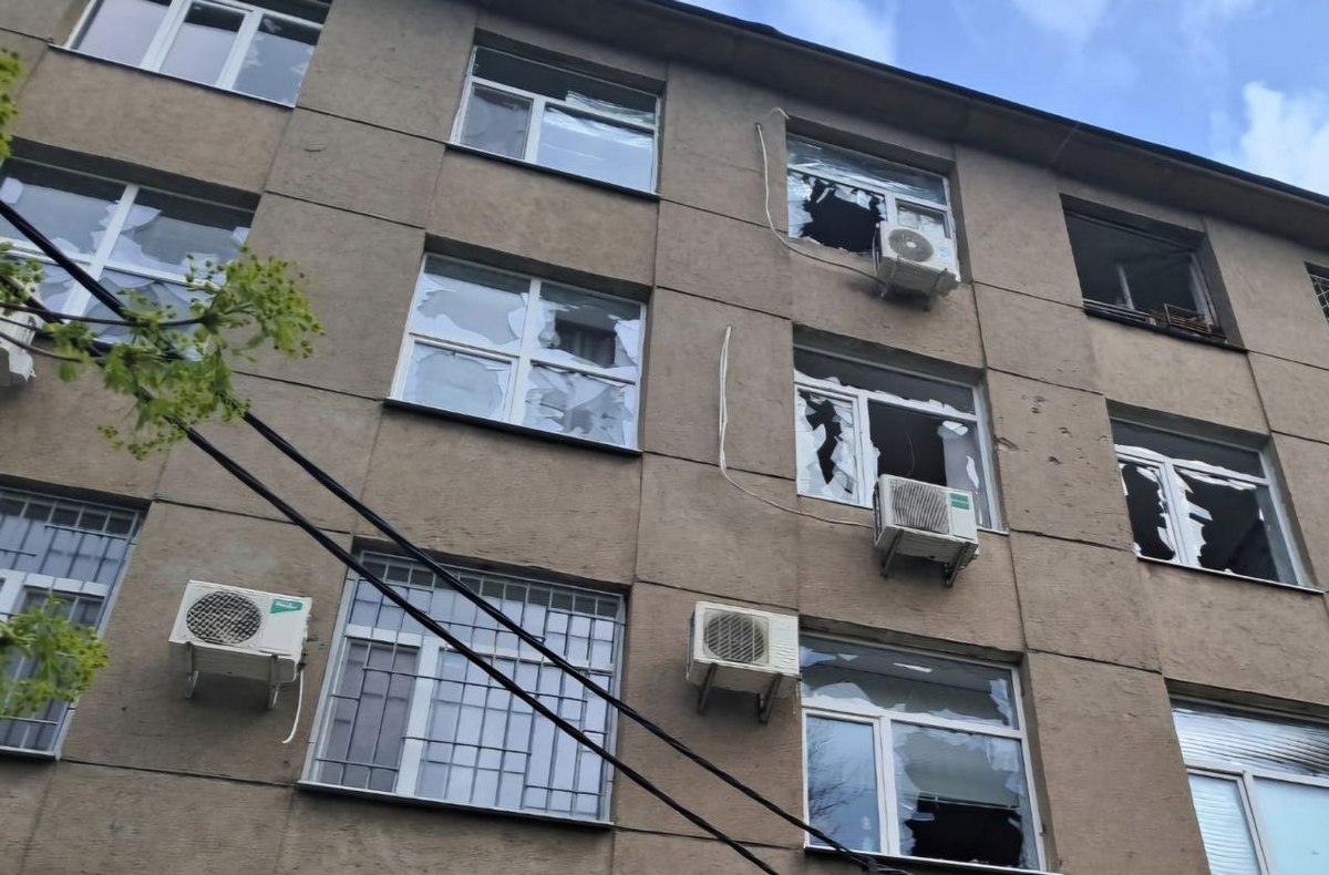 4 поранених, понівечено підприємства і інфраструктуру: Нікополь і район весь день були під обстрілами ворога (фото) 1 Нікополь і район весь день були під обстрілами ворога (фото) 3