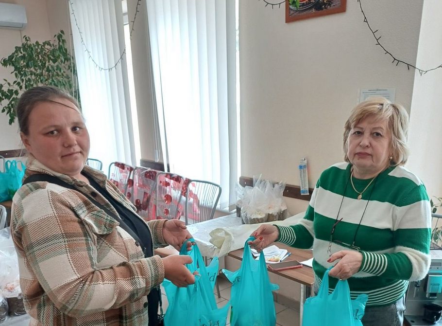 Найголовніше - це турбота: у двох громадах Нікопольщини літнім людям роздали Великодні набори продуктів 1 Нікопольщин