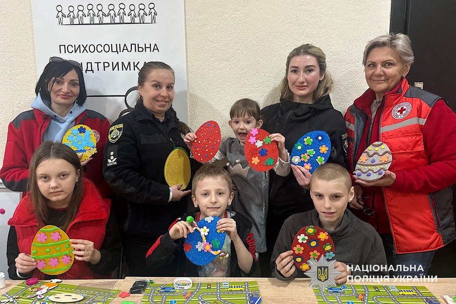 Поліцейські Нікополя провели Великоднє арт-заняття для дітей ВПО (фото, відео) 1 Поліцейські Нікополя