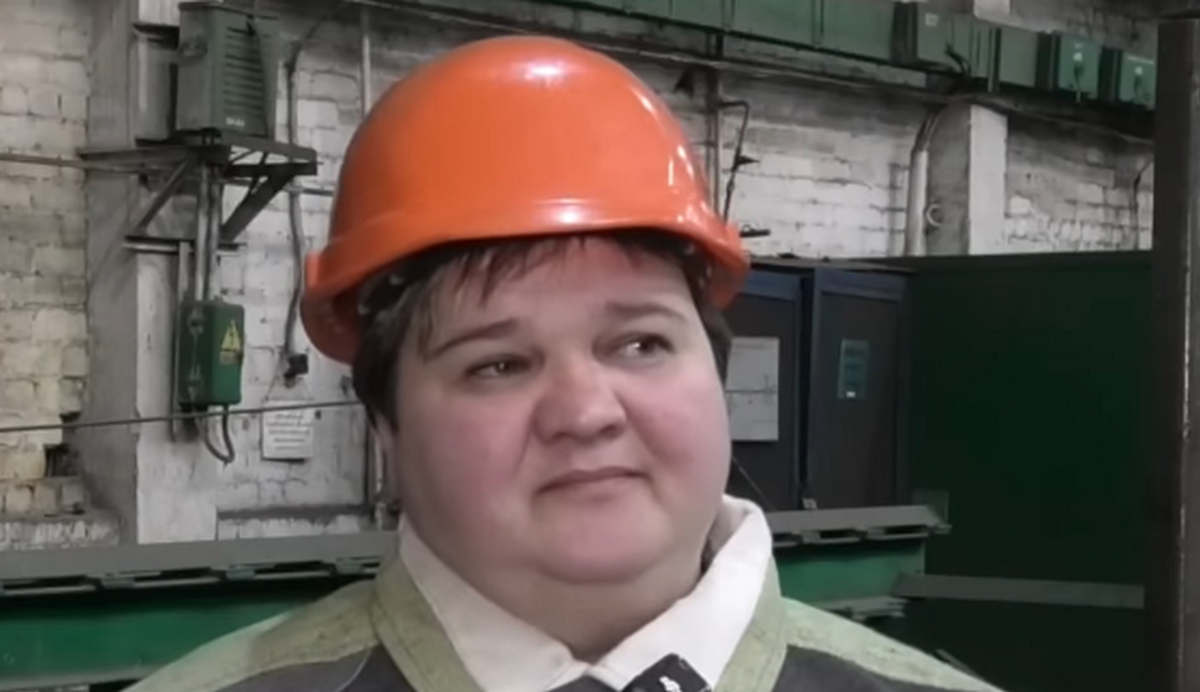 Жінки на зміну чоловікам: працівниця НЗФ освоїла професію електрогазозварника 1 Працівниця НЗФ 3