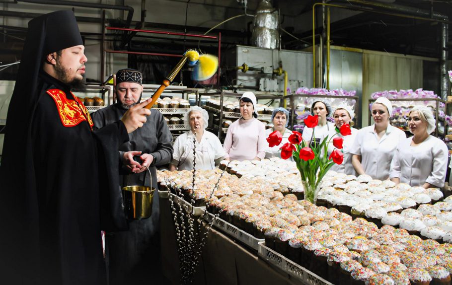 У Нікополі на хлібокомбінаті священники ПЦУ освятили випічку пасок (фото)