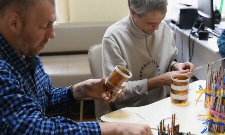 Органайзери з трубочок і пляшок та підставки з кришечок створювали у Нікополі відвідувачі терцентру