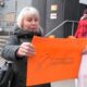 У Нікополі працівникам НЗФ роздали екоторбинки, створені руками вчителів та школярів міста.