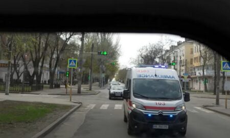 «Нікополь, 12 дня, обстріл в центрі, медики поспішають на виклик»: сюжет «Суспільного» про роботу «екстренки» у прифронтовому місті