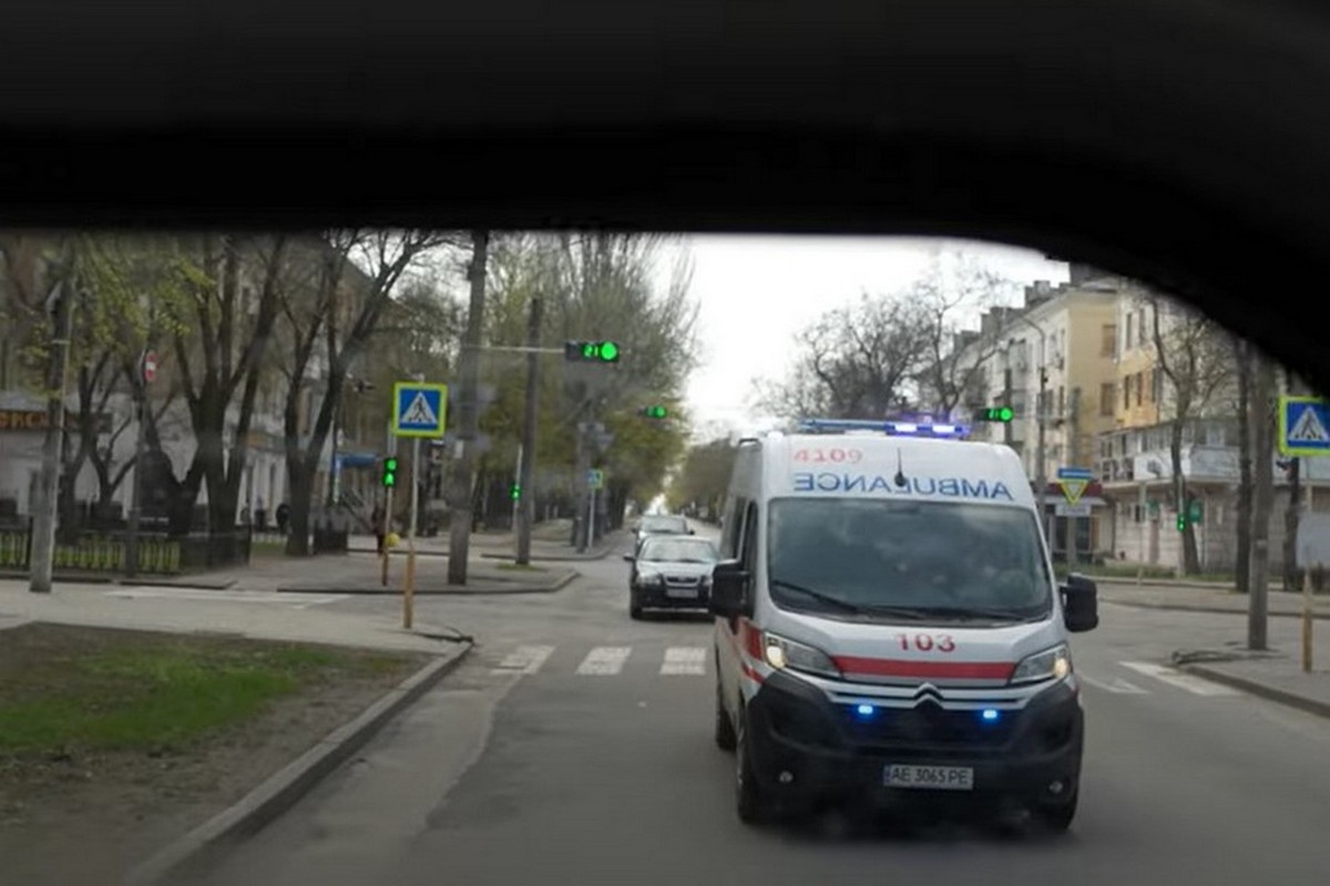 «Нікополь, 12 дня, обстріл в центрі, медики поспішають на виклик»: сюжет «Суспільного» про роботу «екстренки» у прифронтовому місті 1 «Нікополь, 12 дня, обстріл в центрі, медики поспішають на виклик»: сюжет «Суспільного» про роботу «екстренки» у прифронтовому місті