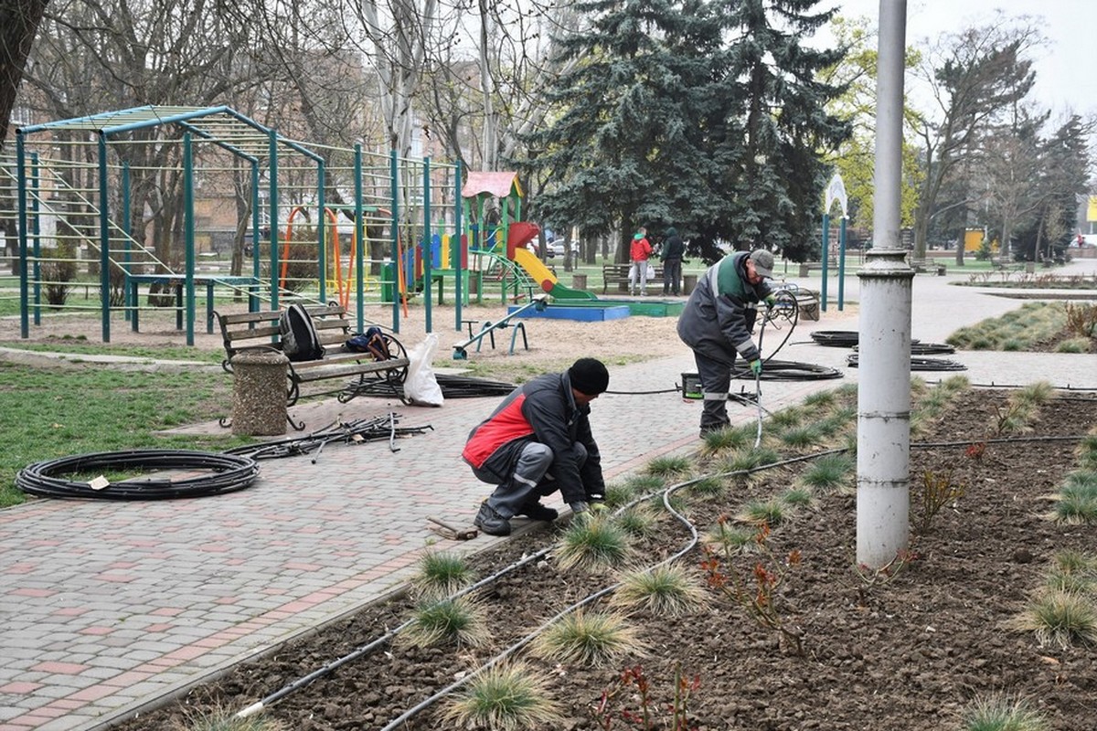 Вже монтують систему поливу для клумб: у Нікополі комунальники усувають наслідки обстрілів і займаються благоустроєм (фото) 1 Вже монтують систему поливу для клумб: у Нікополі комунальники усувають наслідки обстрілів і займаються благоустроєм (фото)