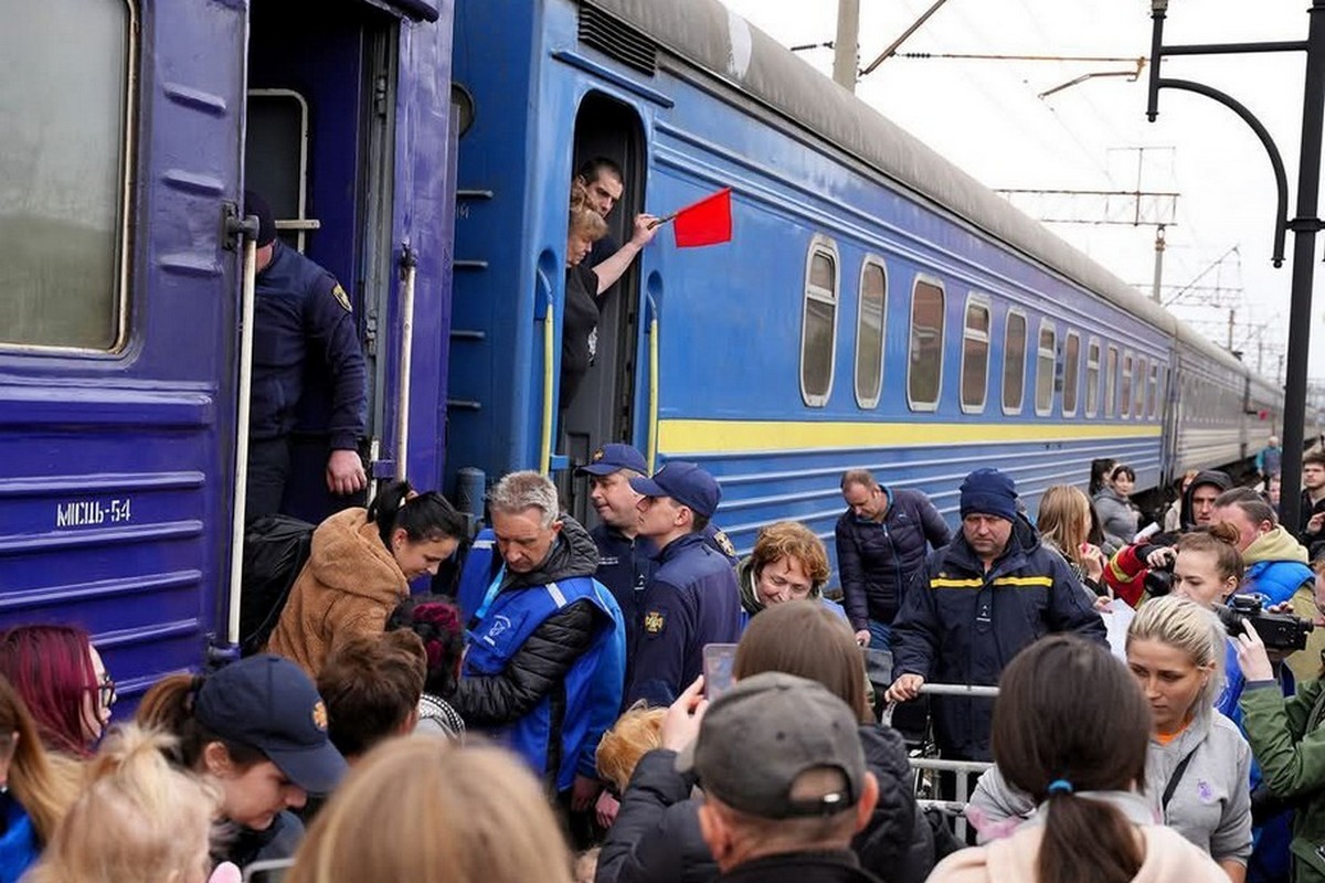 Мешканців з прифронтових територій Дніпропетровщини евакуюють на Закарпаття: куди звертатися