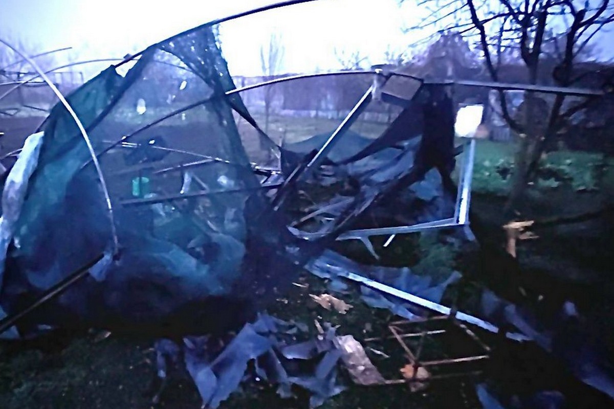 Постраждала жінка, є руйнування: ворог обстріляв Нікополь і Марганецьку громаду в ніч на 2 квітня