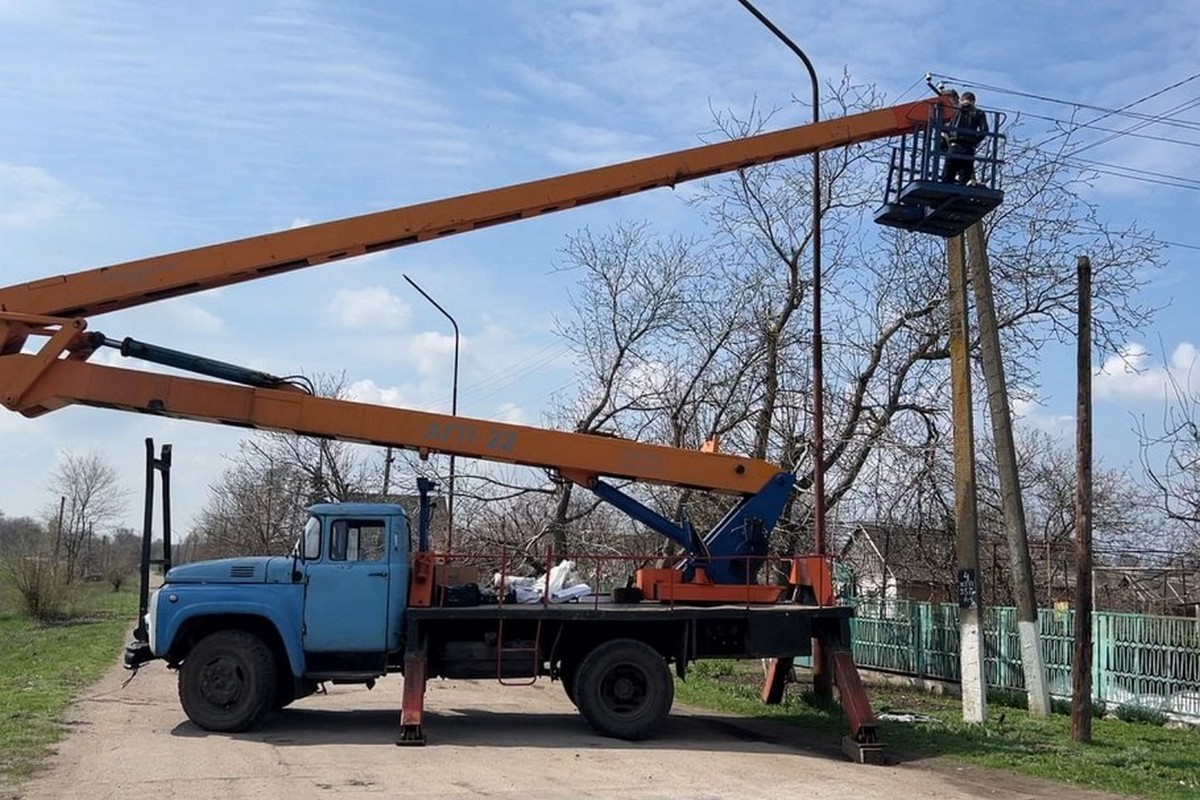 У Дмитрівці на Нікопольщині повертають світло на вулиці (фото)