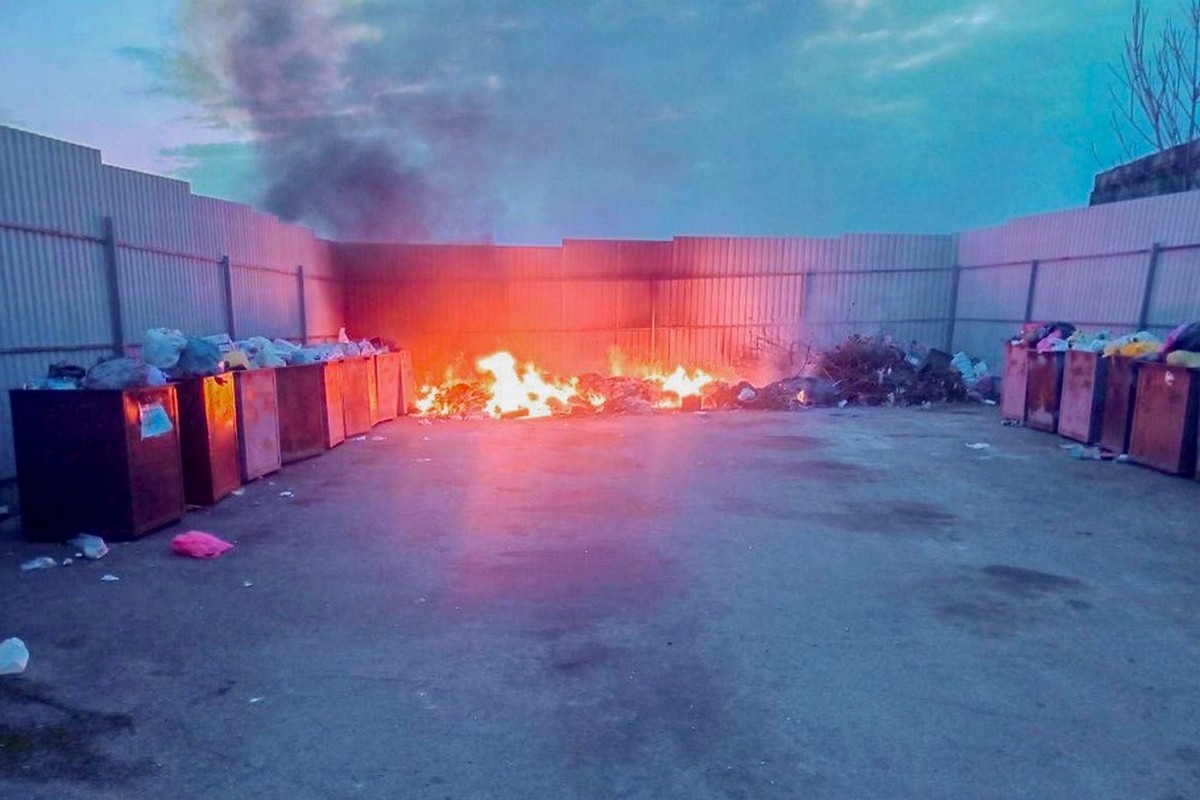 У Кам’янському біля Нікополя невідомі підпалили сміття, влаштувавши пожежу 1 У Кам’янському біля Нікополя невідомі підпалили сміття, влаштувавши пожежу