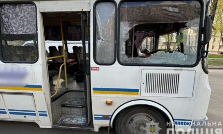 На Нікопольщині окупанти поранили поліцейського, вдаривши повторно, атакували храм, автобуси, адмінбудівлі, підприємства: фото