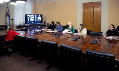 Нікопольська лікарня працює під обстрілами і потребує укриття: облрада ініціювала звернення до ОВА