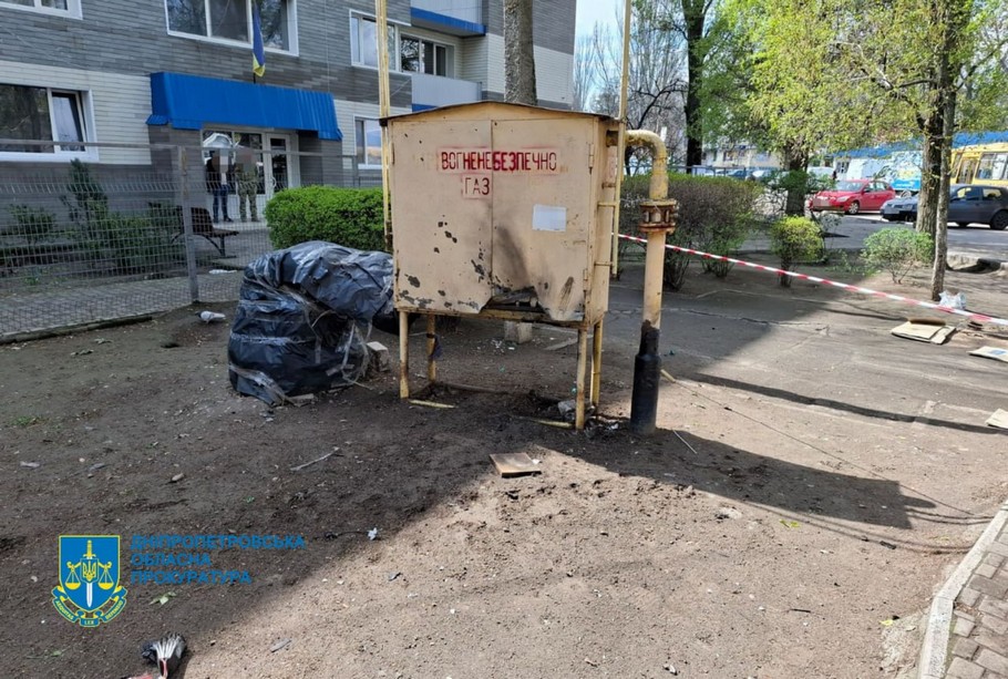 Жахливий обстріл Нікополя з багатьма пораненими стався 10 квітня. Прокуратура показала фото з місця ворожого удару. Розпочато розслідування.