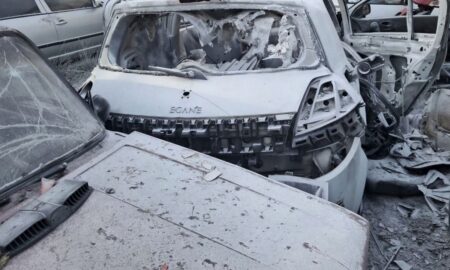У Нікополі побито 13 автівок, 2 автобуси і адмінбудівля, в районі є поранений - ворог атакував весь день (фото)