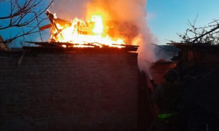 Ворог накрив Нікополь «Градом» - є поранений, виникла пожежа, під обстрілом був і район, а також Синельниківщина (фото)