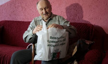 Безкоштовний проїзд, 50 видів грошових виплат, продуктові набори: як у Кривому Розі допомагають місцевим і ВПО
