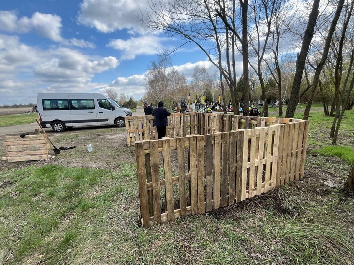 Загородки, стенди і договори: у Червоногригорівській громаді триває впорядкування кладовищ 1 Загородки, стенди і договори: у Червоногригорівській громаді триває впорядкування кладовищ