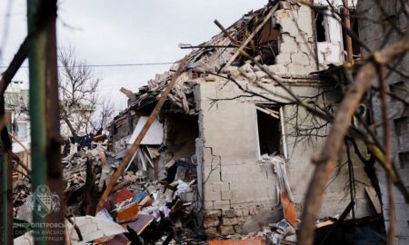 Жінка жила у знайомих після недавнього прильоту в її район – і загинула тут, а дівчинка не встигла забігти додому: подробиці про атаку на Дніпро від очевидців (відео)