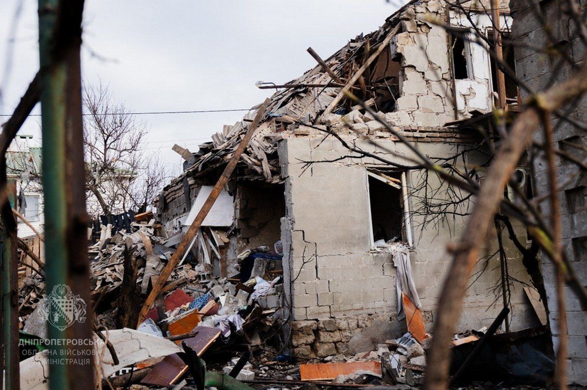 Жінка жила у знайомих після недавнього прильоту в її район – і загинула тут, а дівчинка не встигла забігти додому: подробиці про атаку на Дніпро від очевидців (відео)