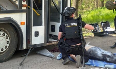Поліція допомагає постраждалим на місці трагедії у Марганці і документує наслідки влучання ударного дрону по автобусу (фото)